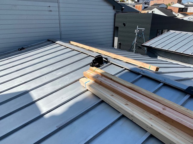 瓦棒葺き屋根の葺き替え